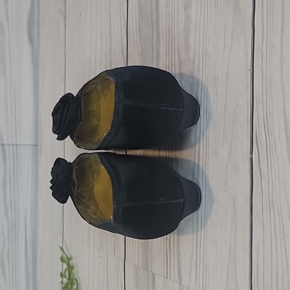 Vintage Erica Black Satin Low Heel Pumps by Huggins Shoes Womens Size 7.5AA - Picture 4 of 10